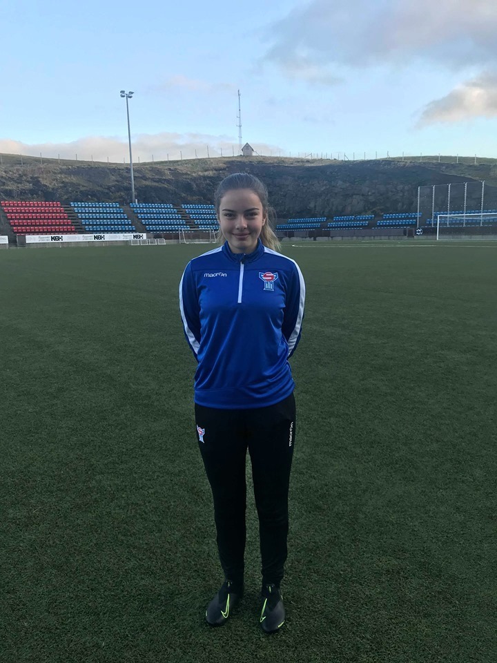 U17 landsliðið  Sára Poulsdóttir á Líðarenda.jpg